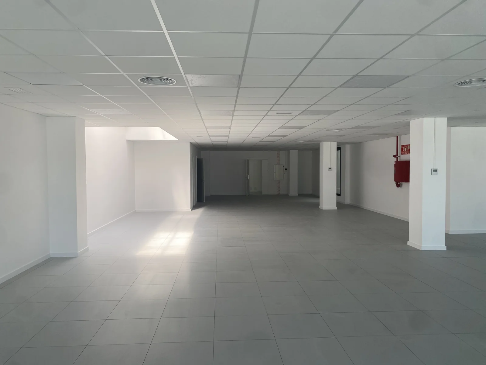Vista longitudinal de una oficina vacía